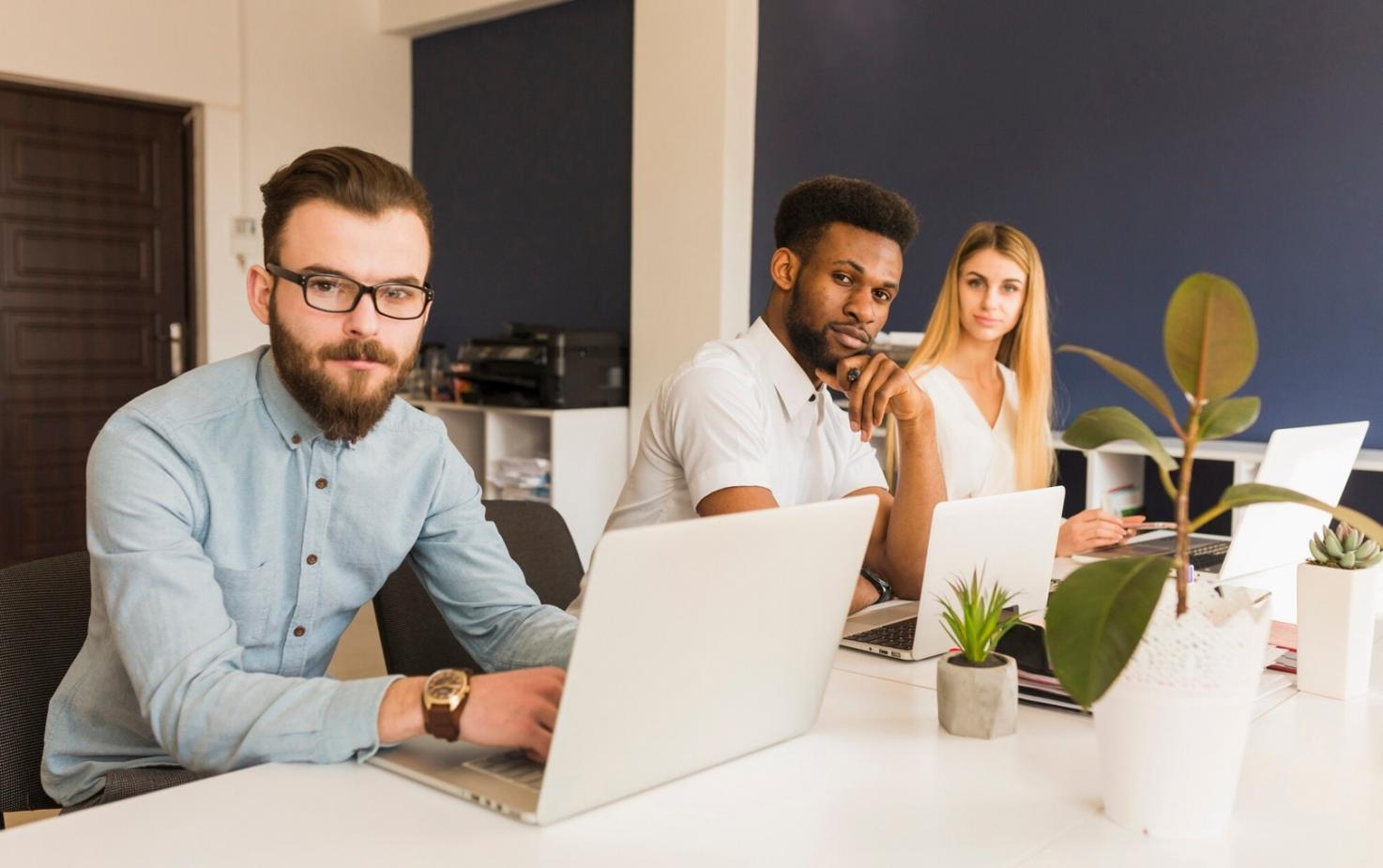 Estudiante internacional analizando gráficos de trading en computadora