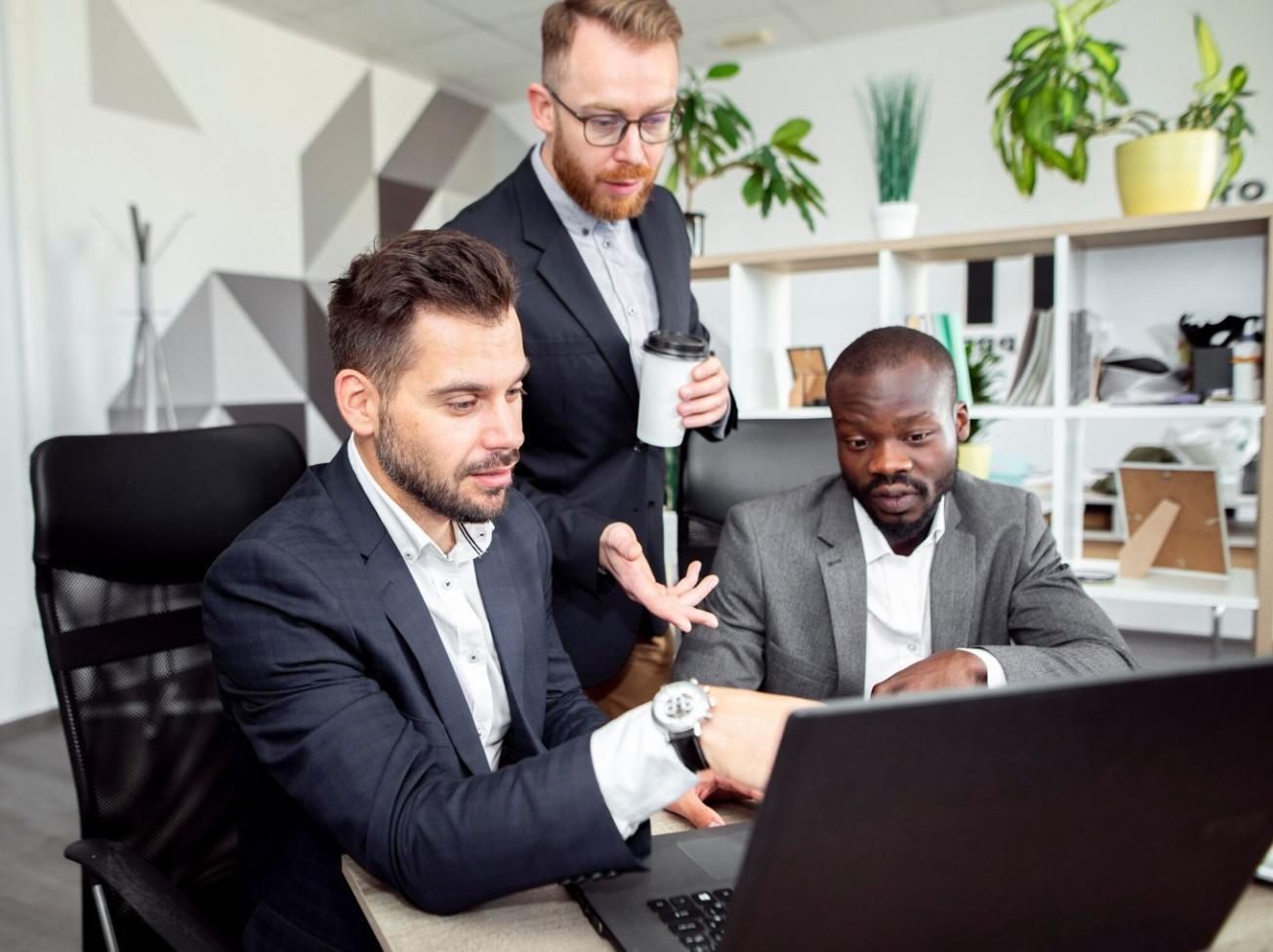 Sesión de trading en vivo con estudiantes internacionales conectados por videoconferencia